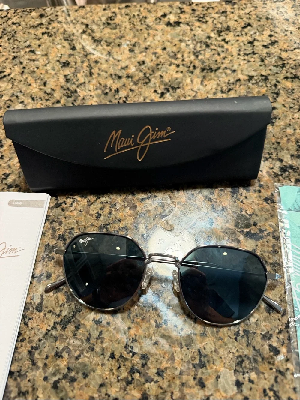 Brand New w/ Case MAUI JIM Island Eyes Grey Black Sunglasses Retail $429